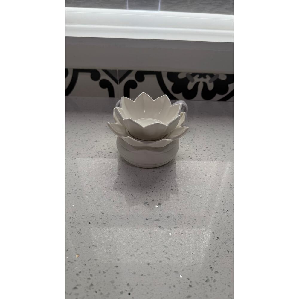 PartyLite Scentglow Lotus Wax Warmer P92109